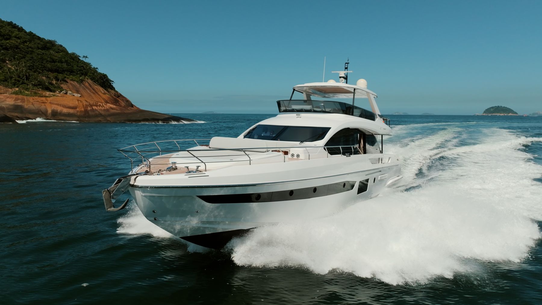 Embarcação cortando as ondas em velocidade